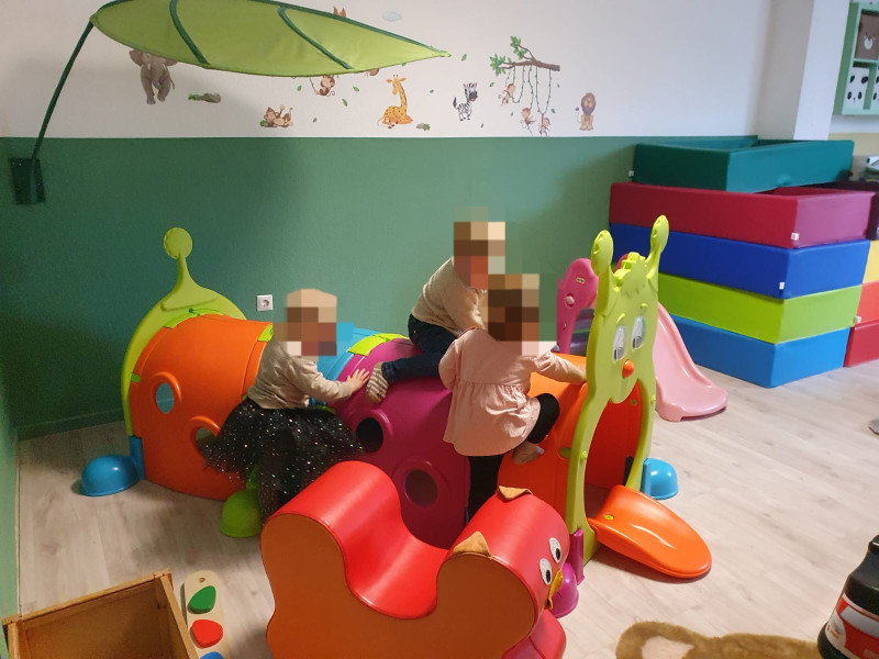 Spielen indoor im Bewegungs-/Schlafraum